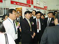 中国信息産業部の高官、青島市市長による展示ブースの訪問